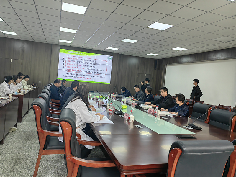 专家听取现场汇报 专家听取现场汇报