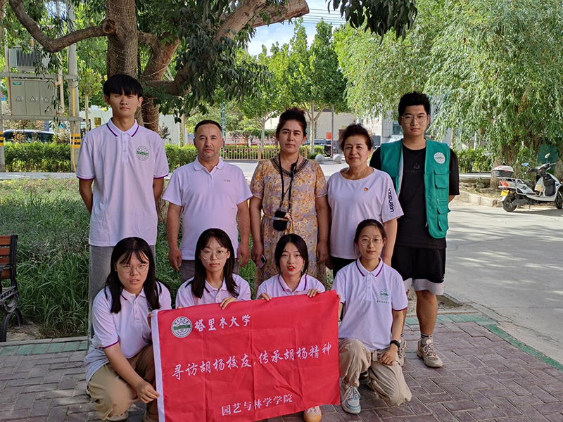 志愿者与校友合照 志愿者与校友合照