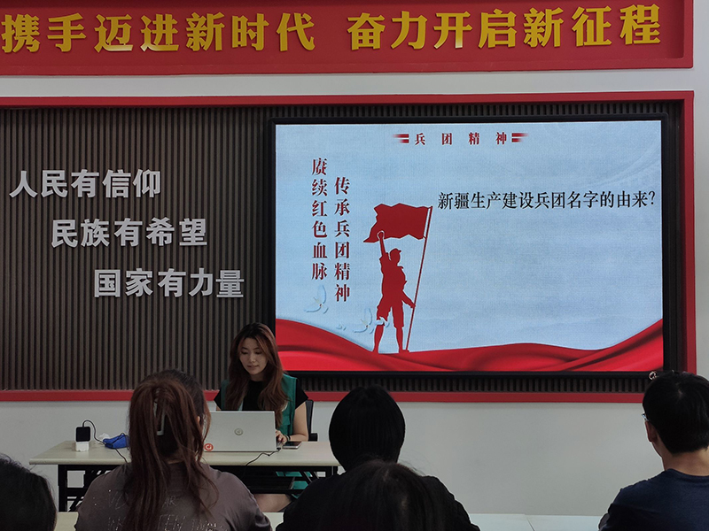 宣讲团成员正在为居民进行宣讲 宣讲团成员正在为居民进行宣讲