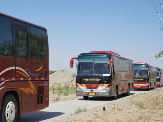 游客旅行团开往小院的大巴车_副本 游客旅行团开往小院的大巴车_副本