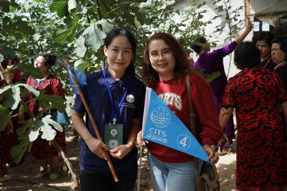 小院学生与导游合影留念_副本 小院学生与导游合影留念_副本