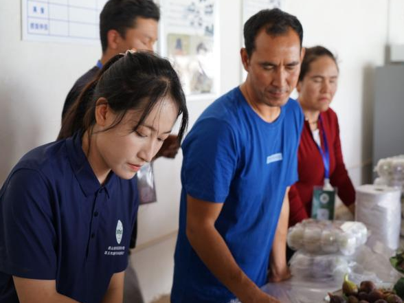 小院学生参与无花果产品销售_副本